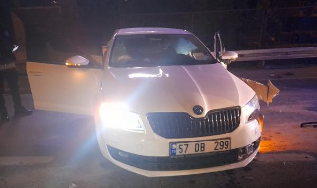 Bayrampaşa'da bariyerlere çarpan otomobil sürücüsünün ayağı koptu