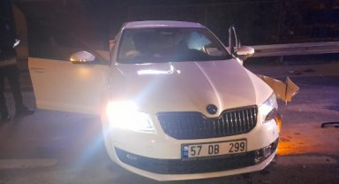 Bayrampaşa'da bariyerlere çarpan otomobil sürücüsünün ayağı koptu