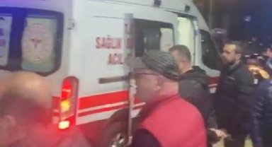 Bayrampaşa'da hafif ticari araç ile çarpışan otomobil takla attı 