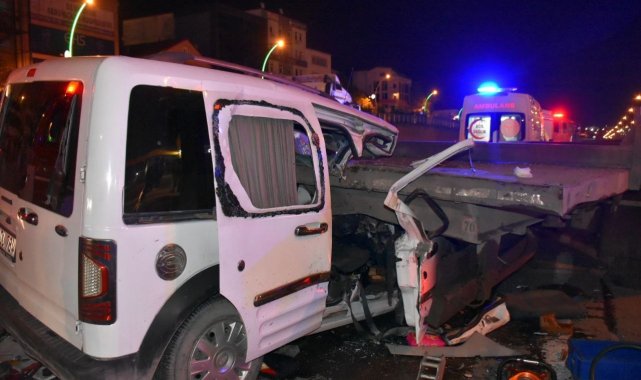 Benzin istasyonuna girmek için yavaşlayan tıra hafif ticari araç çarptı: 2'si ağır 4 yaralı