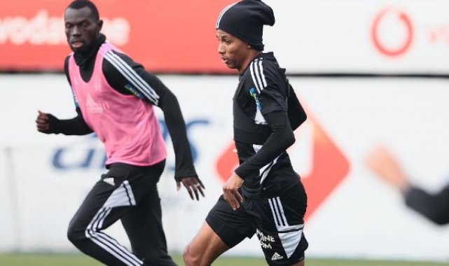 Beşiktaş'ta başkan Ahmet Nur Çebi antrenmanı takip etti