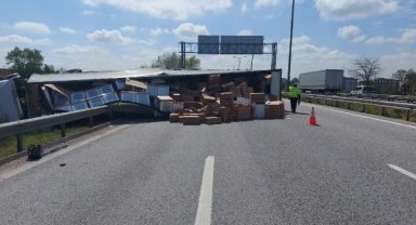 Beyaz eşya yüklü TIR, park halindeki kamyonete çarptı