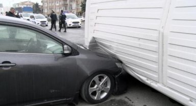 Beylikdüzü'nde panelvan otomobilin üzerine devrildi  