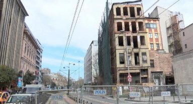 Beyoğlu'nda 5 katlı binada çökme anı kamerada