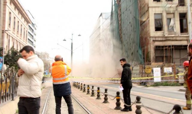 Beyoğlu'nda 5 katlı binada çökme anı kamerada
