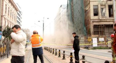 Beyoğlu'nda 5 katlı binada çökme anı kamerada