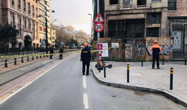 Beyoğlu'nda 5 katlı binada çökme riskine karşı yol, araç ve tramvay trafiğine kapatıldı