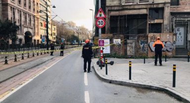 Beyoğlu'nda 5 katlı binada çökme riskine karşı yol, araç ve tramvay trafiğine kapatıldı