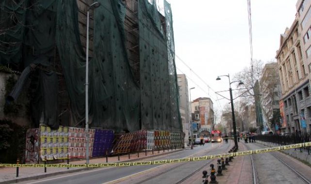 Beyoğlu'nda 5 katlı binada çökme riskine karşı yol, araç ve tramvay trafiğine kapatıldı