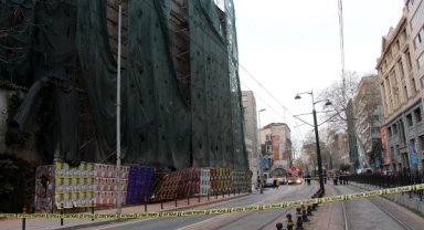 Beyoğlu'nda 5 katlı binada çökme riskine karşı yol, araç ve tramvay trafiğine kapatıldı