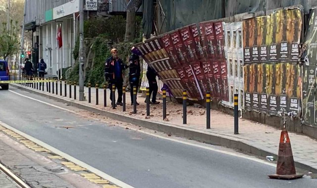 Beyoğlu'nda 5 katlı metruk binada kısmi çökme: Tramvay seferleri durduruldu