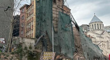 - Beyoğlu'nda 5 katlı tarihi bina çöktü