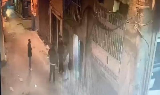 Beyoğlu'nda bıçaklı gasp kamerada