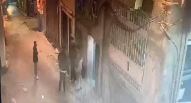 Beyoğlu'nda bıçaklı gasp kamerada