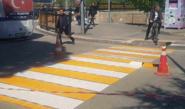 Biga'da yaya geçitleri boyanıyor