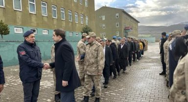 Bingöl'de 42 yıllık gelenek; önce Mehmetçik ile bayramlaştılar