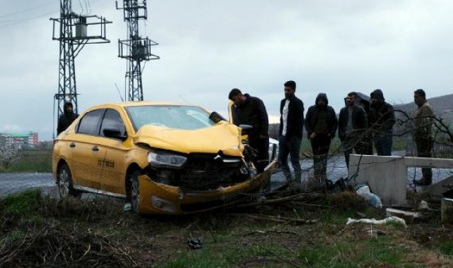 Bingöl'de taksi ile kamyonet çarpıştı: 5 yaralı