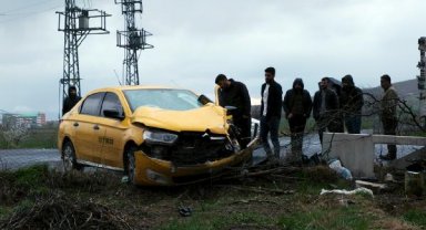 Bingöl'de taksi ile kamyonet çarpıştı: 5 yaralı