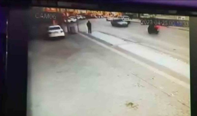 Biri ters şeride girdi, diğeri vurup kaçtı... Hayrete düşüren kaza kamerada