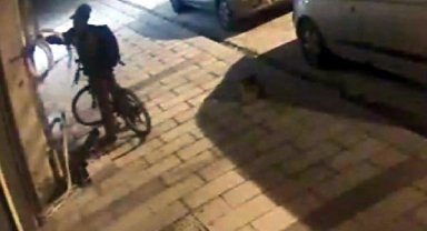 Bisikletli hırsız klima hortumlarını çaldı