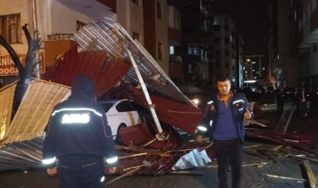 Bitlis'te fırtınada binaların çatıları uçtu, park halindeki araçlar hasar gördü
