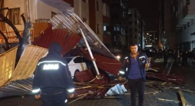 Bitlis'te fırtınada binaların çatıları uçtu, park halindeki araçlar hasar gördü