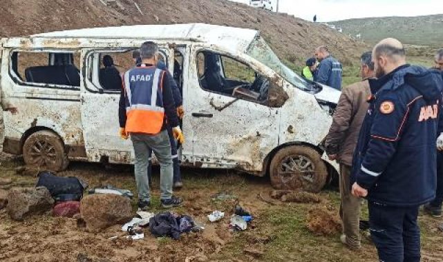 Bitlis'te minibüs şarampole yuvarlandı: 2'si çocuk 13 yaralı