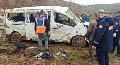 Bitlis'te minibüs şarampole yuvarlandı: 2'si çocuk 13 yaralı