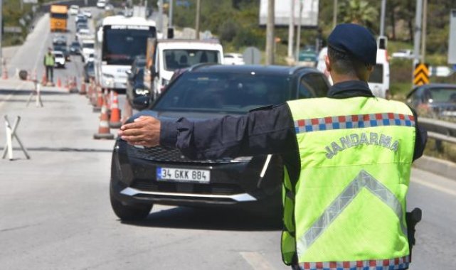 Bodrum'a arife günü 15 bin araç giriş yaptı, jandarma denetimleri artırdı