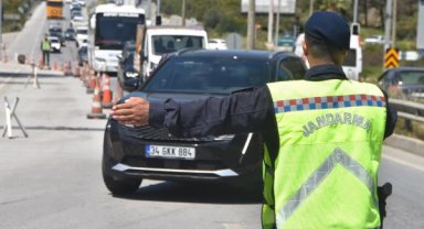 Bodrum'a arife günü 15 bin araç giriş yaptı, jandarma denetimleri artırdı