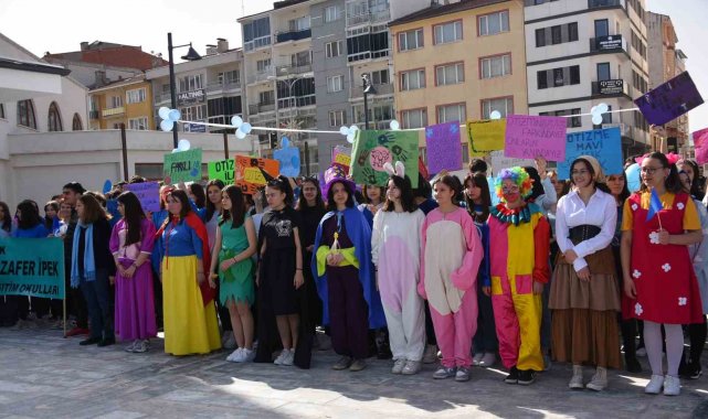 Bozüyük Çarşı Meydan'da Otizm Farkındalık Etkinliği düzenlendi