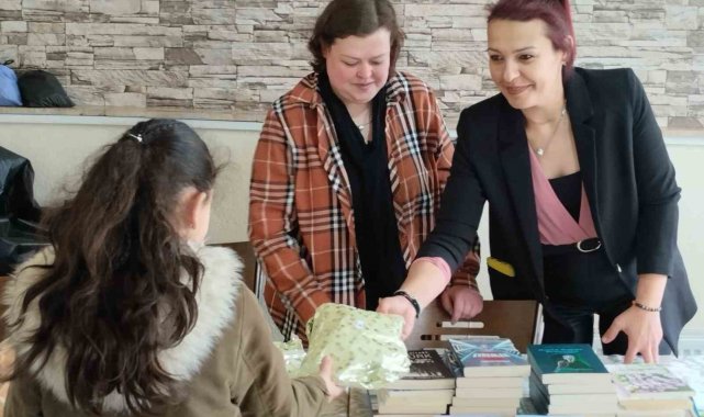 Bozüyük'te çocuklara oyuncak dağıtıldı