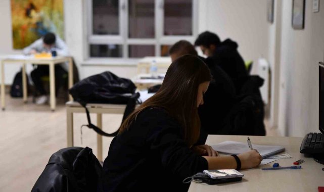 Bu merkez gençler için 724 açık