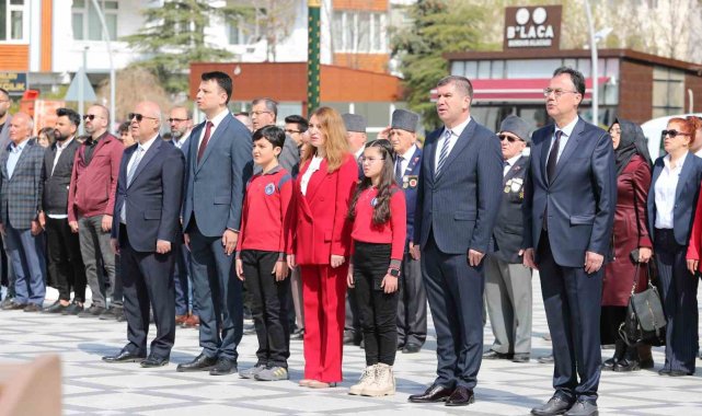 Burdur'da 23 Nisan kutlamaları çerçevesinde çelenk sunma töreni gerçekleştirildi
