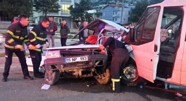 Burdur'da otomobille minibüs çarpıştı: 1 ölü, 2 yaralı