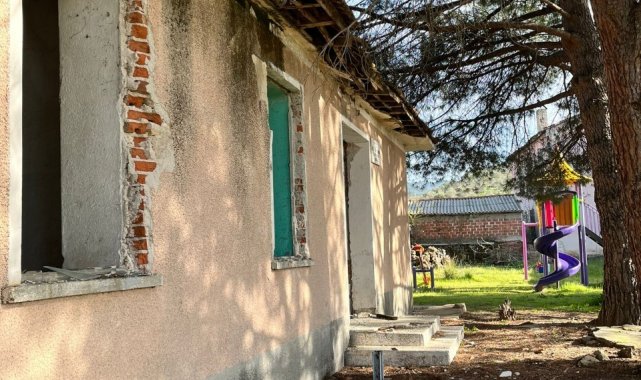 Burhaniye'de eski okul binası tehlike saçıyor