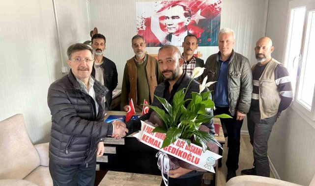Burhaniye'de Romanlar AK Partilileri çiçeklerle karşıladılar