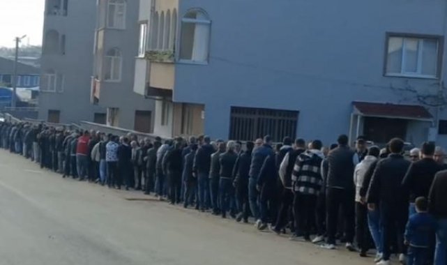 Bursa'da geleneksel bayramlaşmada 1 kilometrelik kuyruk oluştu