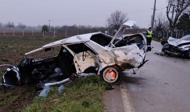 Bursa'da iki otomobil kafa kafaya çarpıştı: 4 yaralı