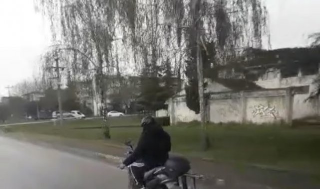 Bursa'da motosiklet ile canını hiçe sayarak merdiven taşıdı