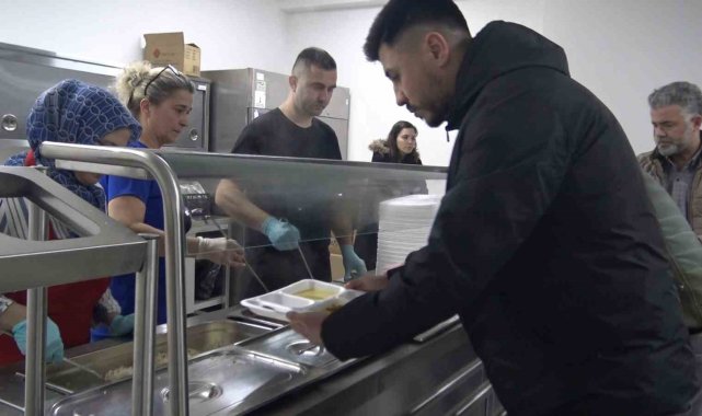 Bursa'da öğrenci ve ihtiyaç sahiplerine günde 2 öğün sıcak yemek