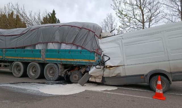 Bursa'da TIR'a çarpan kapalı kasa minibüsteki 2 kişi öldü