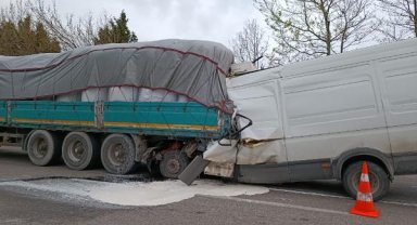 Bursa'da TIR'a çarpan kapalı kasa minibüsteki 2 kişi öldü