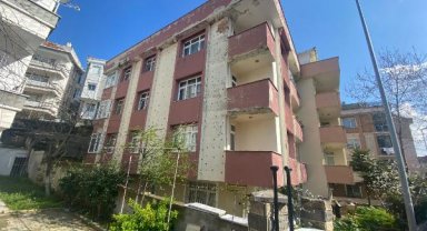 Büyükçekmece'de deliklerle dolu binada tartışma
