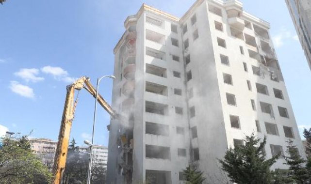 Büyükçekmece'de kentsel dönüşüm kapsamında 11 katlı bina yıkıldı