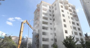 Büyükçekmece'de kentsel dönüşüm kapsamında 11 katlı bina yıkıldı