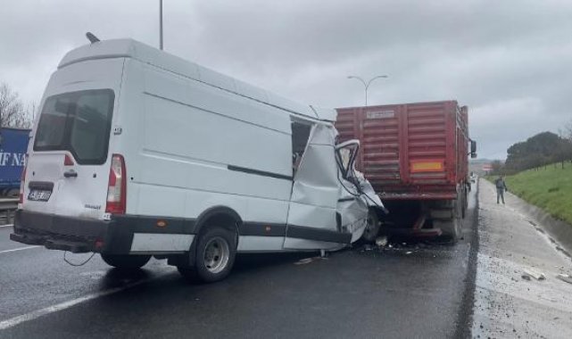 Büyükçekmece'de minibüs tır'a çarptı: 1 yaralı