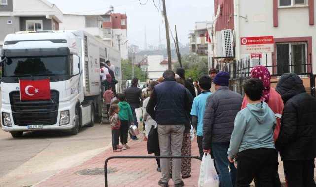 Büyükşehir mahallelere sıcak yemek ulaştırmaya devam ediyor