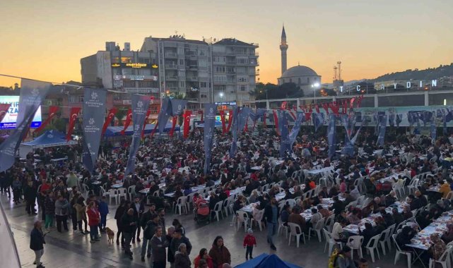 Büyükşehir'in iftar sofralarında vatandaşla buluşmaya devam ediyor