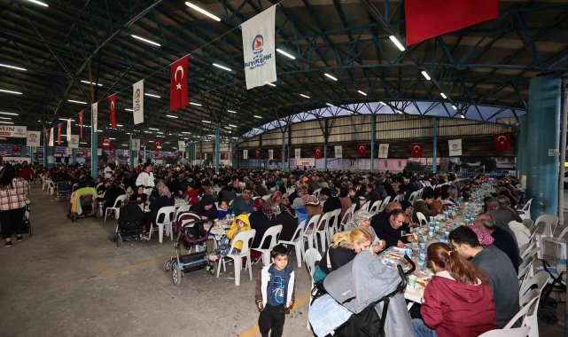 Büyükşehirin iftar sofrası Anafartalar'da kuruldu